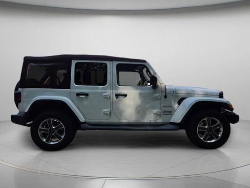 Used 2018 Jeep Wrangler Unlimited Sahara AWD/4WD image 7