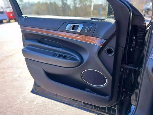 Used 2019 Lincoln MKT Reserve Sport Utility 4D image 26