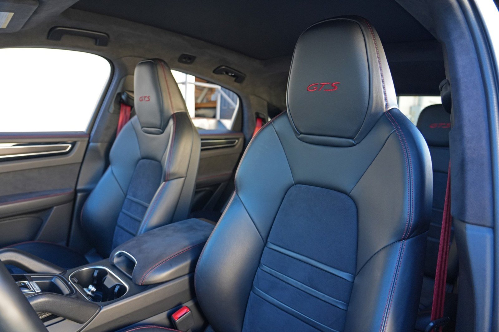 Used 2022 Porsche Cayenne GTS w/ Towing Package w/o Tow Ball AWD/4WD image 41