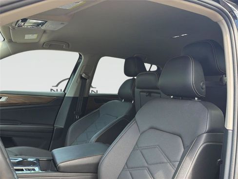 Used 2025 Volkswagen Atlas SE AWD/4WD image 11