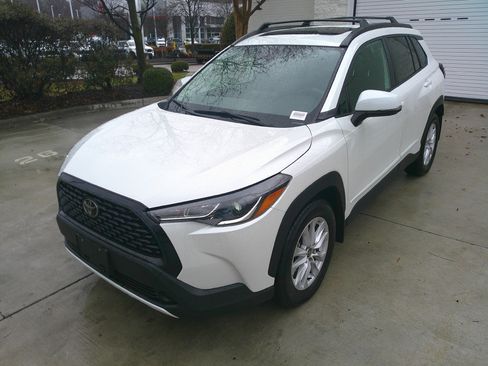 Used 2024 Toyota Corolla Cross LE w/ Moonroof Package image 6