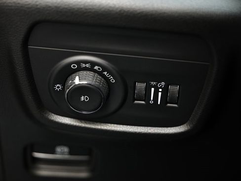 Used 2025 Jeep Grand Cherokee Limited w/ Luxury Tech Group II image 17