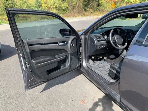Used 2018 Chrysler 300 S image 39