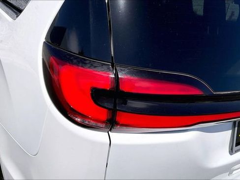 Used 2023 Chrysler Pacifica Touring-L FWD image 28