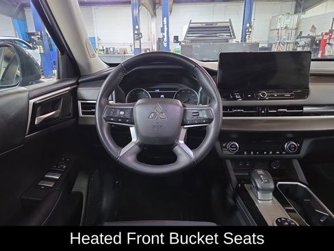Used 2025 Mitsubishi Outlander SE image 14