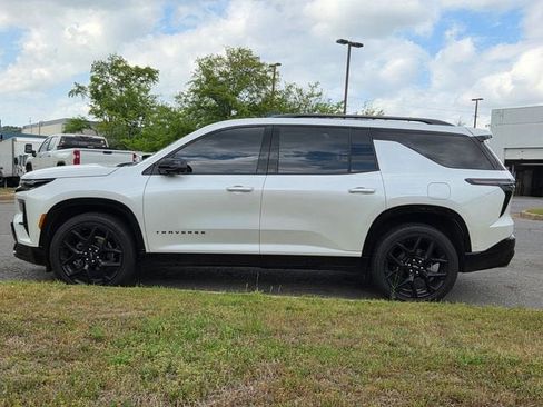 Used 2025 Chevrolet Traverse RS image 8