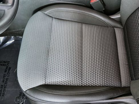Used 2025 Chevrolet Trax LT FWD image 19