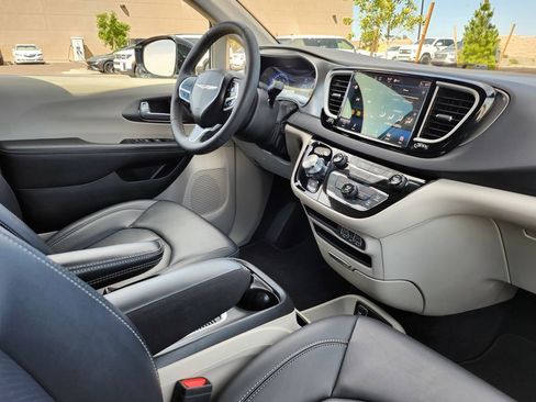 Used 2024 Chrysler Pacifica Touring-L FWD image 30