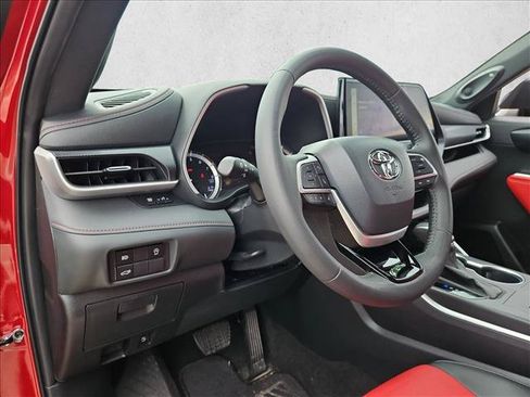 Used 2023 Toyota Highlander XSE FWD image 10
