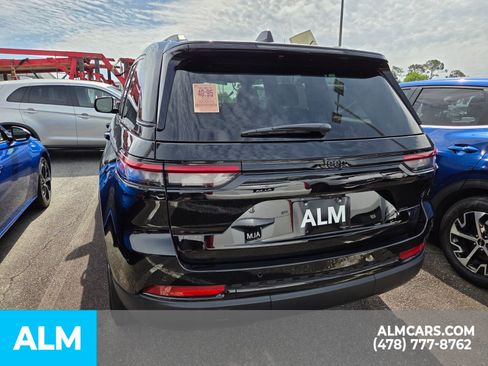 Used 2025 Jeep Grand Cherokee Altitude RWD image 9