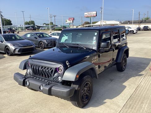 Used 2017 Jeep Wrangler Unlimited Sport w/ Connectivity Group AWD/4WD image 3