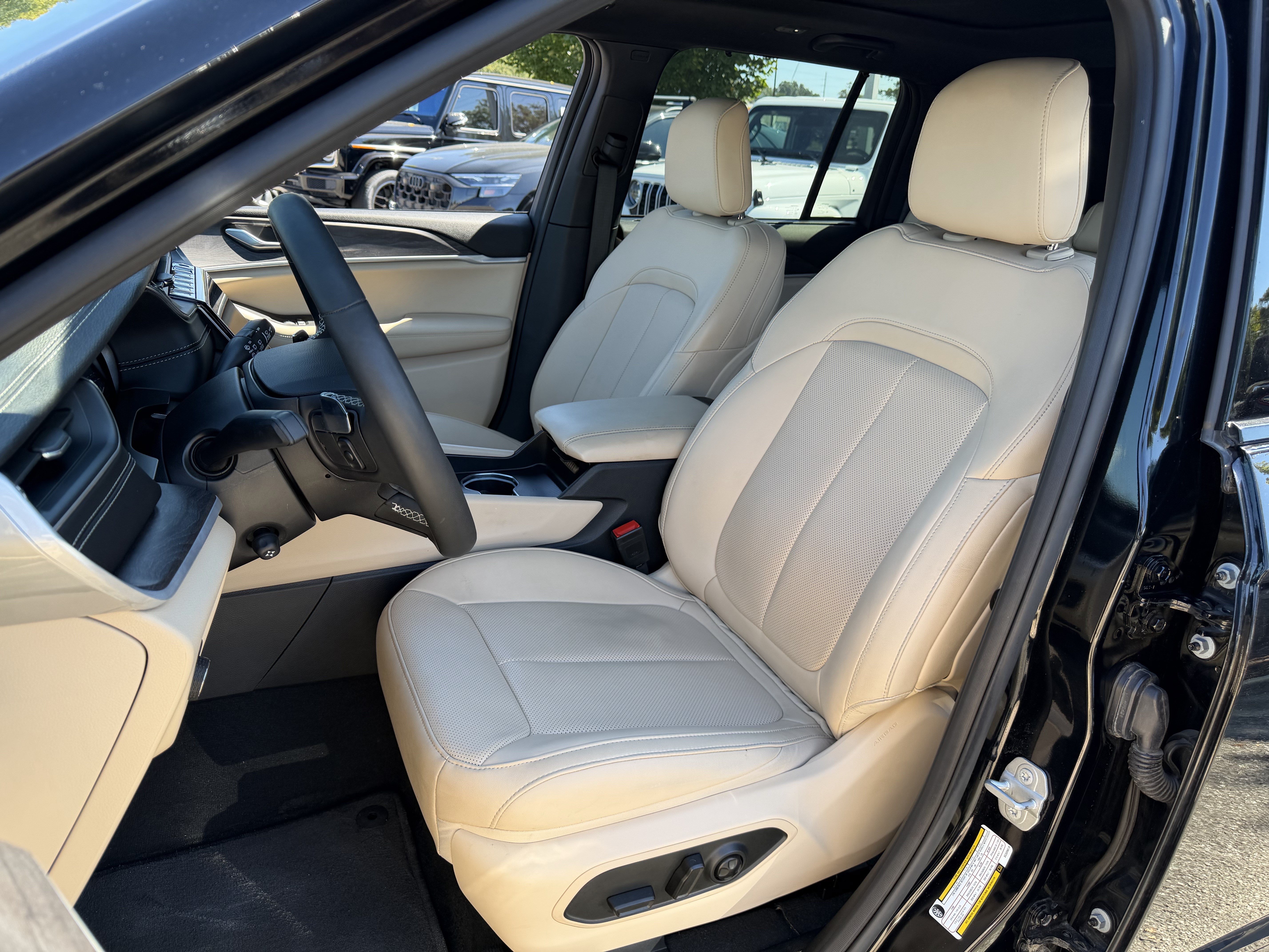 Used 2025 Jeep Grand Cherokee Limited w/ Luxury Tech Group II AWD/4WD image 16