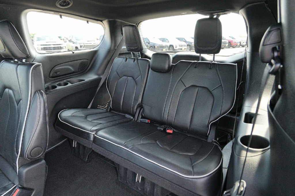 Used 2025 Chrysler Pacifica Limited FWD image 21