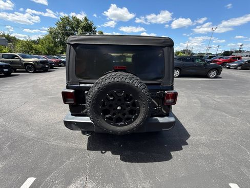 Used 2019 Jeep Wrangler Unlimited Sport S AWD/4WD image 2