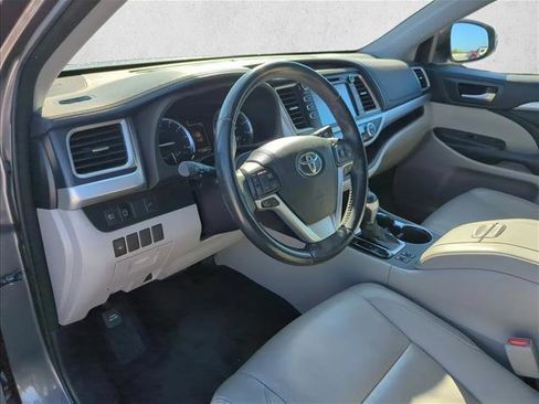 Used 2018 Toyota Highlander XLE image 11