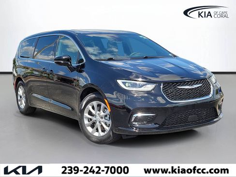 Used 2026 Chrysler Pacifica Limited FWD image 1