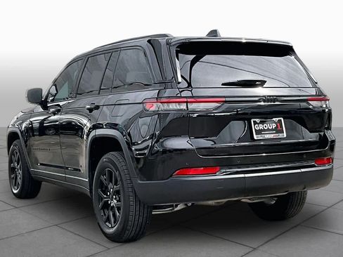 Used 2025 Jeep Grand Cherokee Altitude RWD image 11