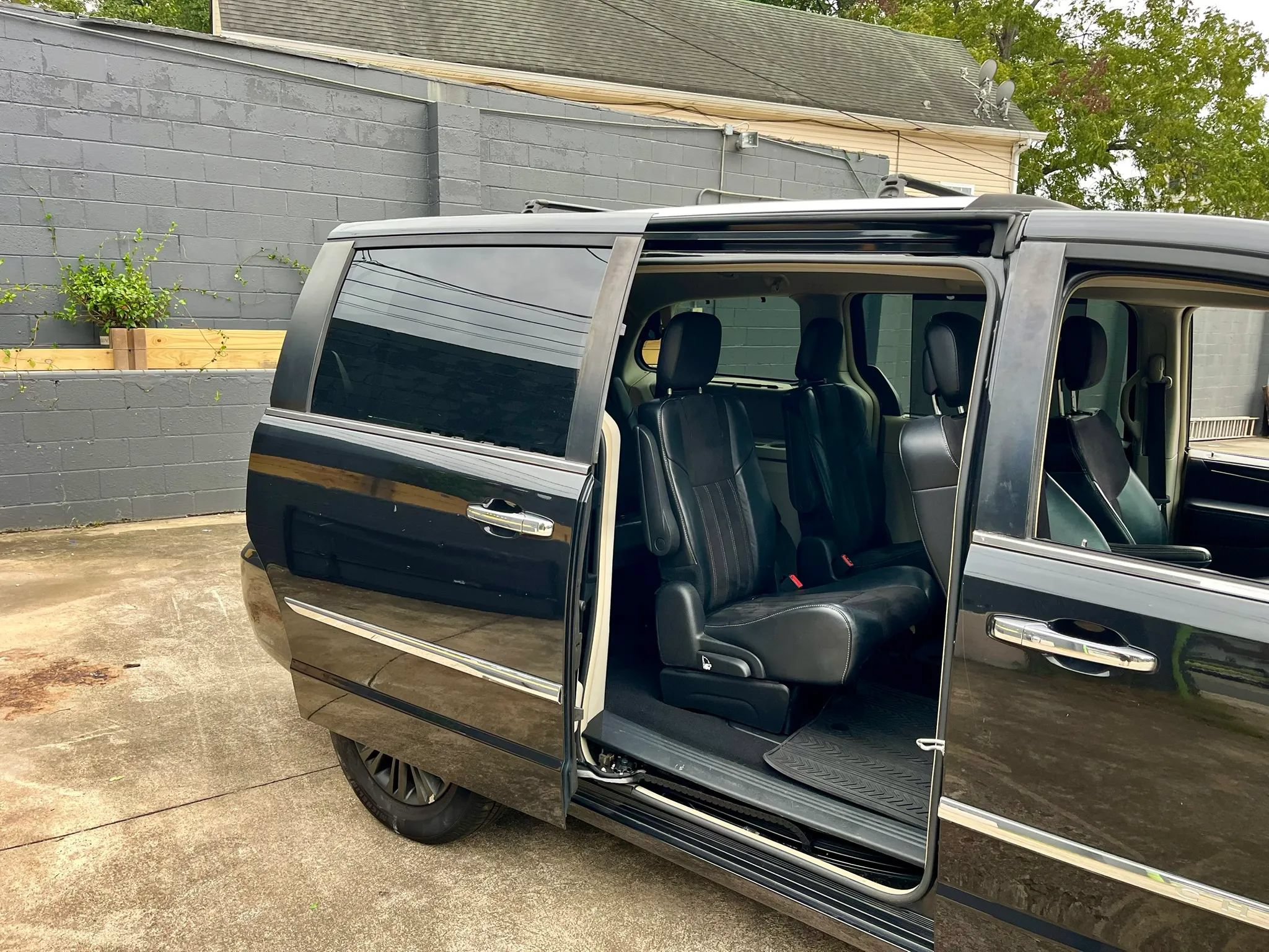 Used 2015 Chrysler Town & Country Limited FWD image 3