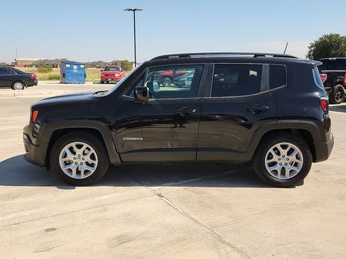 Used 2018 Jeep Renegade Latitude FWD image 2