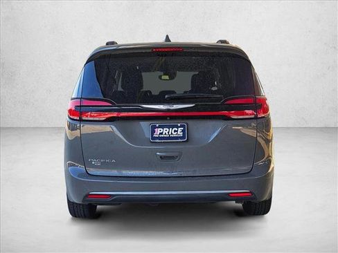 Used 2022 Chrysler Pacifica Touring-L image 6