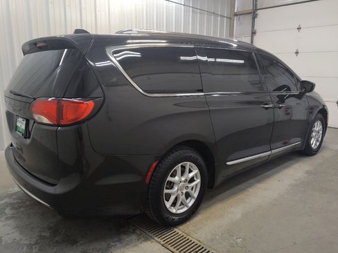 Used 2020 Chrysler Pacifica Touring-L FWD image 10