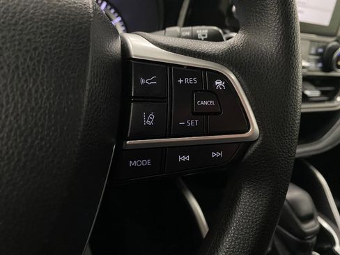 Used 2023 Toyota Highlander L image 17