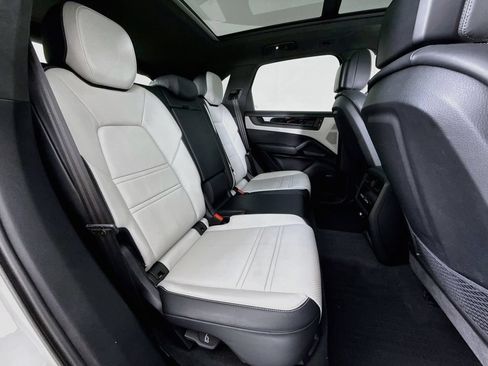 Certified 2025 Porsche Cayenne GTS AWD/4WD image 29