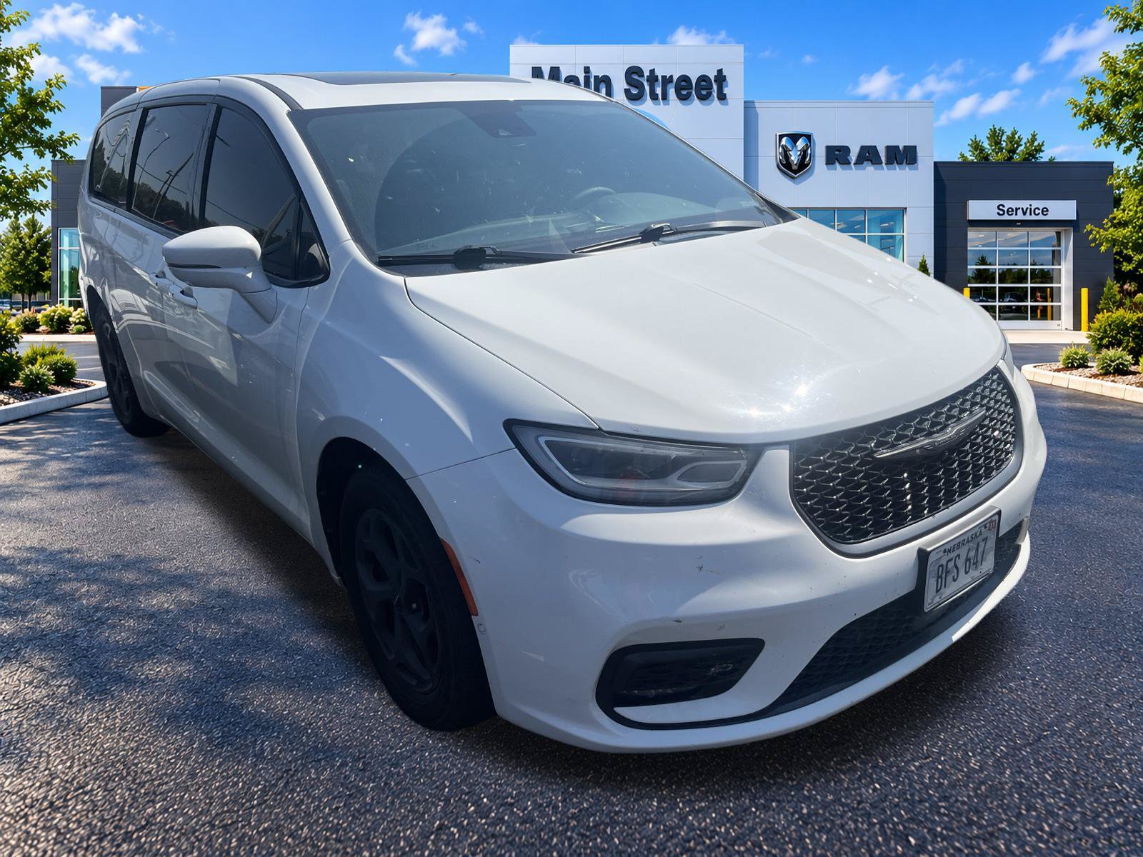 Used 2022 Chrysler Pacifica Limited w/ Uconnect Theater Family Group FWD image 3