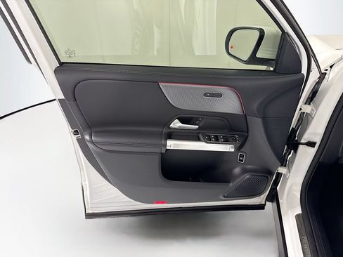 Used 2022 Mercedes-Benz GLB 250 4MATIC image 24