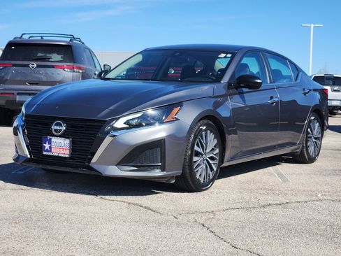 Used 2024 Nissan Altima 2.5 SV image 2