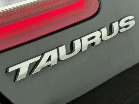 Used 2018 Ford Taurus Limited image 10