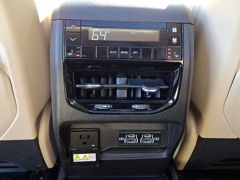 Used 2022 Jeep Grand Cherokee L Limited w/ Luxury Tech Group II AWD/4WD image 13