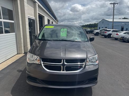 Used 2017 Dodge Grand Caravan SE image 3