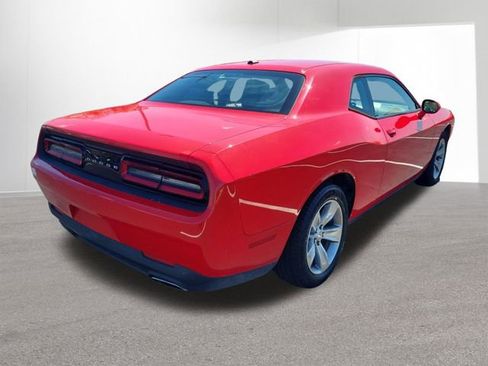 Used 2016 Dodge Challenger SXT image 13