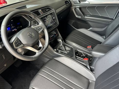 Used 2023 Volkswagen Tiguan SE w/ Panoramic Sunroof Package FWD image 10