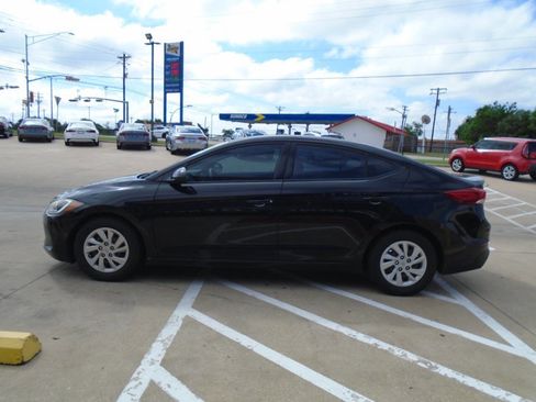 Used 2018 Hyundai Elantra SE FWD image 3