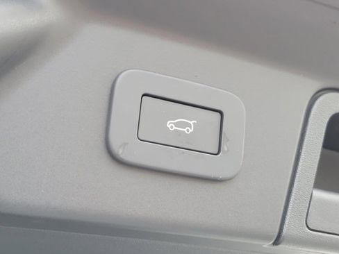 Used 2025 Land Rover Range Rover Velar Dynamic HSE image 8