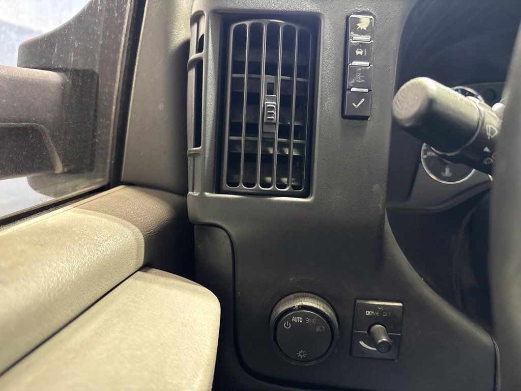 Used 2011 Chevrolet Express 3500 Extended RWD image 9