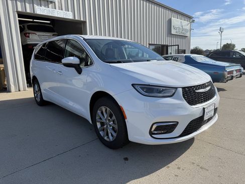Used 2023 Chrysler Pacifica Touring-L AWD/4WD image 2