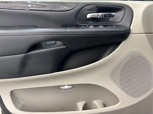 Used 2019 Dodge Grand Caravan SE FWD image 25