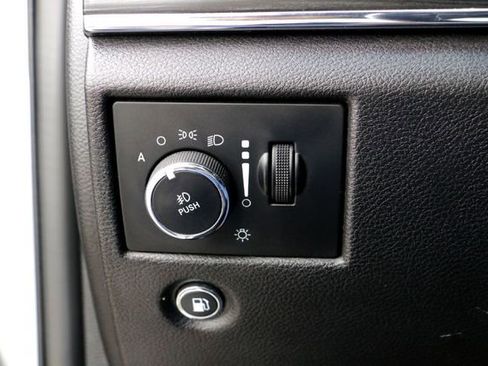 Used 2020 Jeep Grand Cherokee Limited image 19