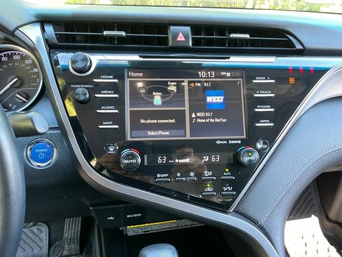 Used 2020 Toyota Camry SE w/ Sunroof Package FWD image 16