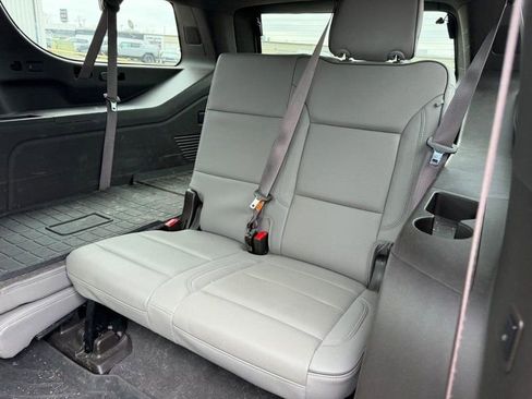 Used 2023 GMC Yukon XL SLT w/ SLT Premium Package AWD/4WD image 8