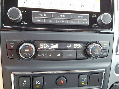 Used 2021 Nissan Titan SV w/ SV Convenience Package image 14