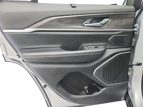 Used 2023 Jeep Grand Cherokee 4WD 4xe w/ Luxury Tech Group II image 24