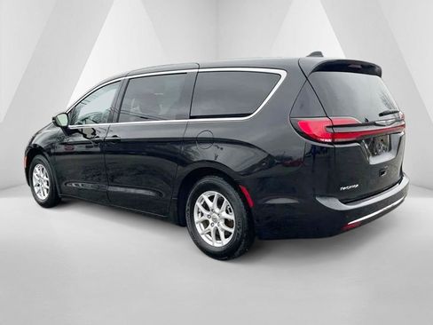 Used 2023 Chrysler Pacifica Touring-L image 5