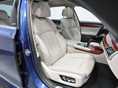 Used 2022 BMW ALPINA B7 xDrive w/ Luxury Rear Seating Package image 44