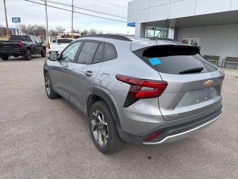 Used 2025 Chevrolet Trax LT w/ LT Convenience Package image 21