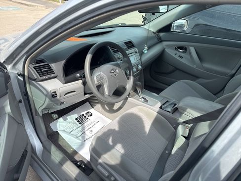 Used 2010 Toyota Camry LE image 3