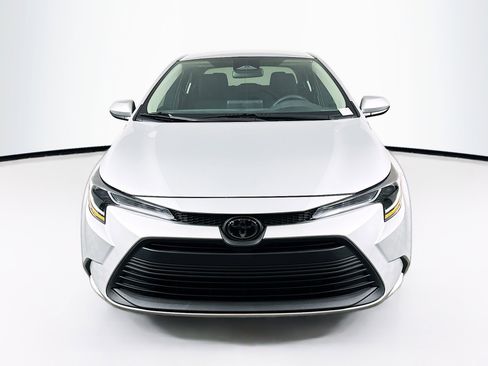 Used 2023 Toyota Corolla LE image 2
